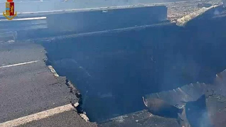 Τουλάχιστον ένας νεκρός από την έκρηξη στην Μπολόνια – Άνοιξε τεράστιος κρατήρας στον δρόμο – Εικόνες-Βίντεο